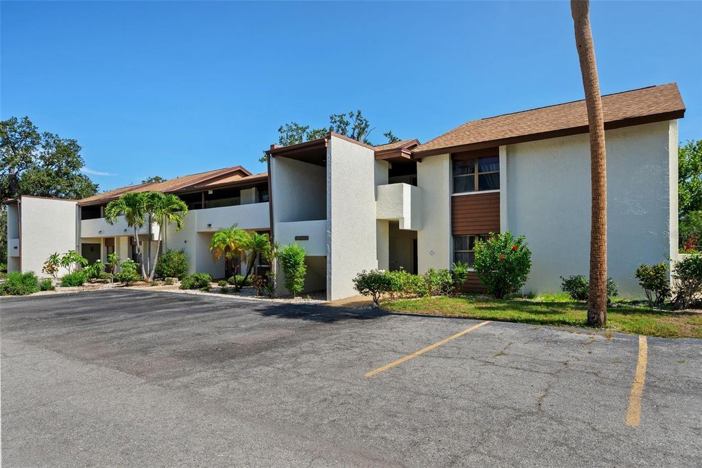 Image 8 of property listing at 6061 FAIRWAY LANE 1411, Bradenton, FL 34210