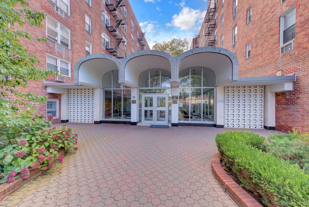54-44 Little Neck Parkway 4T, Little Neck, NY 11362 — photo 3