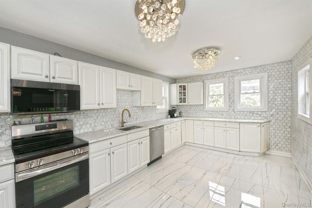 5 Shadywood Court, Huntington, NY 11743