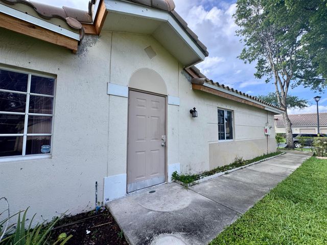 4989 SW 32nd Terrace, Dania Beach, FL 33312