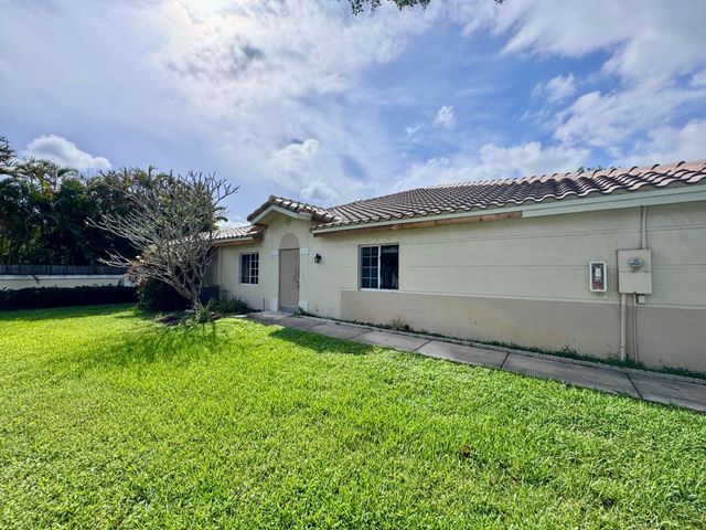 4989 SW 32nd Terrace, Dania Beach, FL 33312
