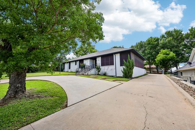5209 Fairway Circle, De Cordova, TX 76049