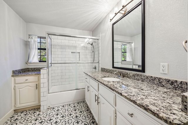 5209 Fairway Circle, De Cordova, TX 76049