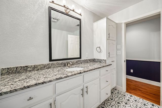 5209 Fairway Circle, De Cordova, TX 76049