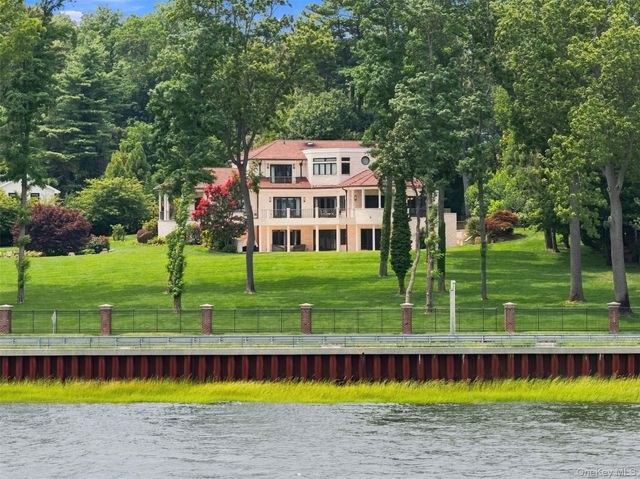 900 W Shore Road, Mill Neck, NY 11765