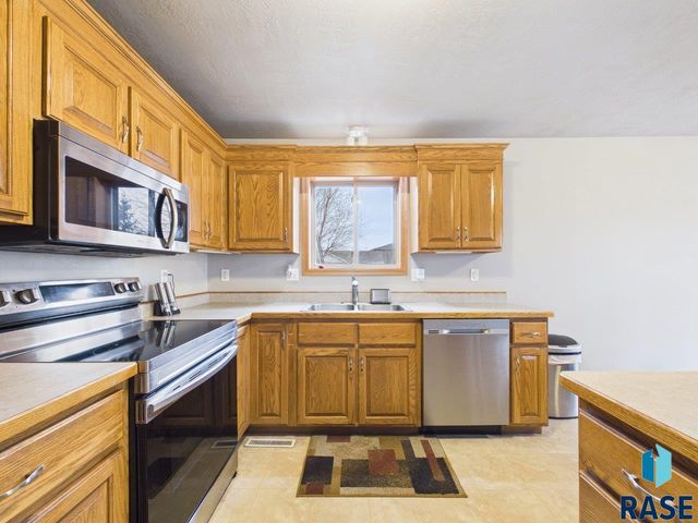 3300 S Sundrop Ave Avenue, Sioux Falls, SD 57110