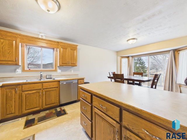 3300 S Sundrop Ave Avenue, Sioux Falls, SD 57110