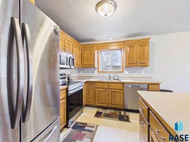 3300 S Sundrop Ave Avenue, Sioux Falls, SD 57110