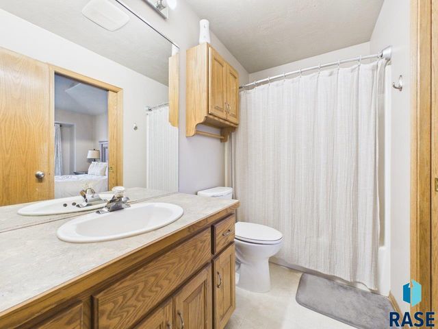 3300 S Sundrop Ave Avenue, Sioux Falls, SD 57110