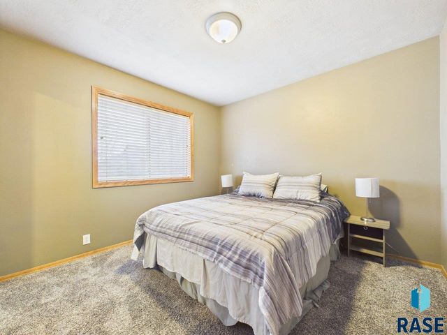 3300 S Sundrop Ave Avenue, Sioux Falls, SD 57110