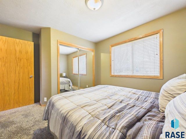 3300 S Sundrop Ave Avenue, Sioux Falls, SD 57110