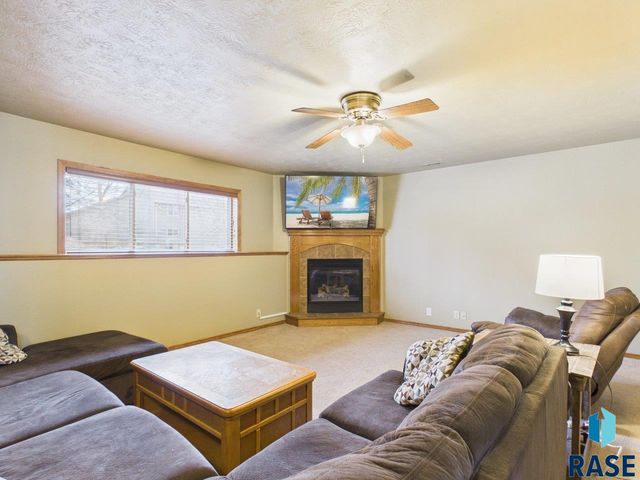 3300 S Sundrop Ave Avenue, Sioux Falls, SD 57110