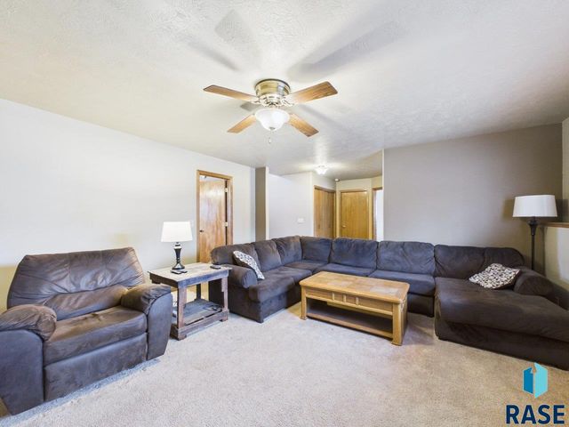 3300 S Sundrop Ave Avenue, Sioux Falls, SD 57110