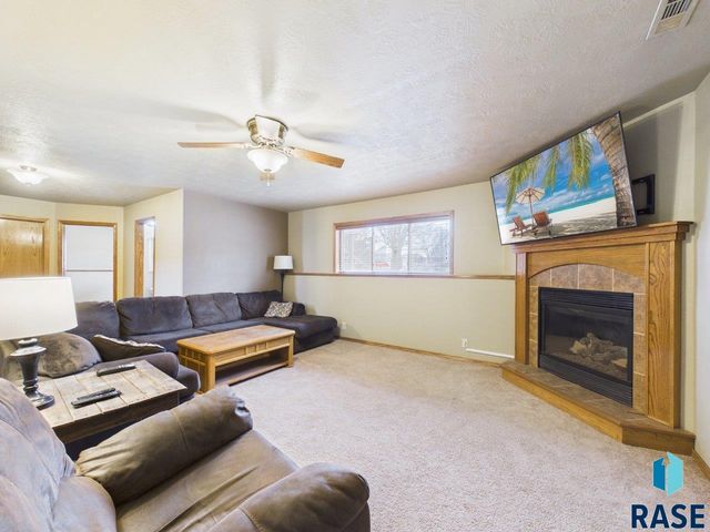 3300 S Sundrop Ave Avenue, Sioux Falls, SD 57110