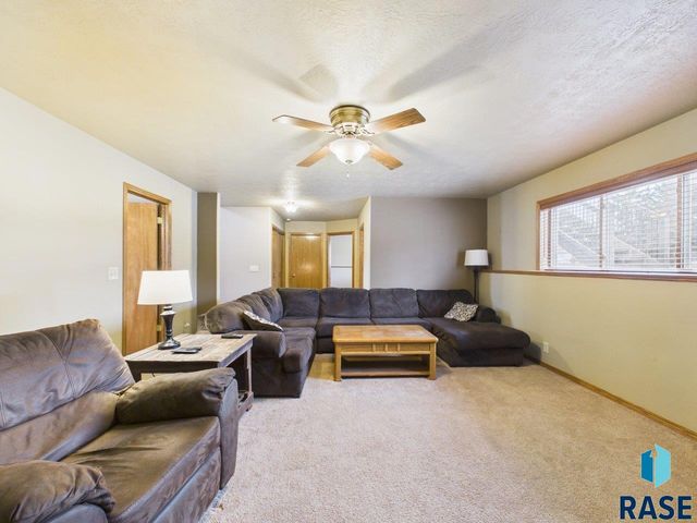 3300 S Sundrop Ave Avenue, Sioux Falls, SD 57110