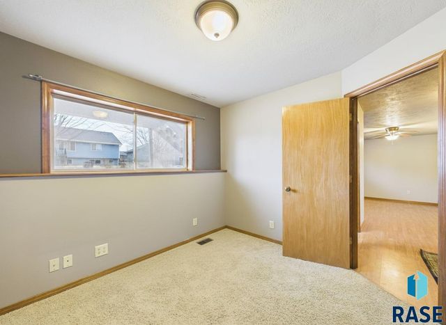 3300 S Sundrop Ave Avenue, Sioux Falls, SD 57110