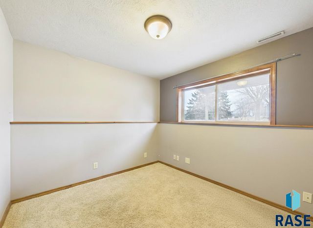 3300 S Sundrop Ave Avenue, Sioux Falls, SD 57110