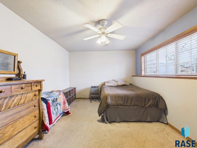 3300 S Sundrop Ave Avenue, Sioux Falls, SD 57110