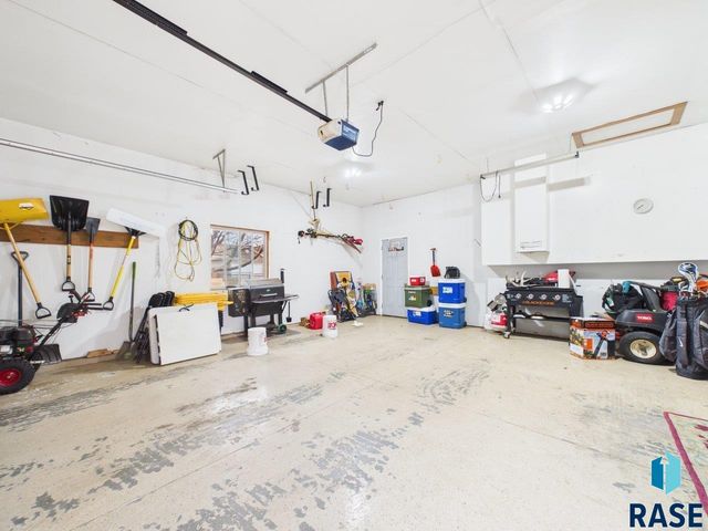 3300 S Sundrop Ave Avenue, Sioux Falls, SD 57110