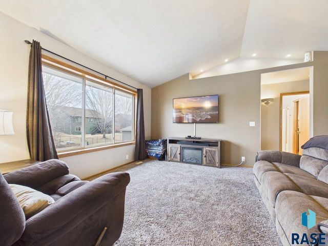 3300 S Sundrop Ave Avenue, Sioux Falls, SD 57110