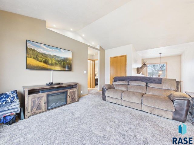 3300 S Sundrop Ave Avenue, Sioux Falls, SD 57110