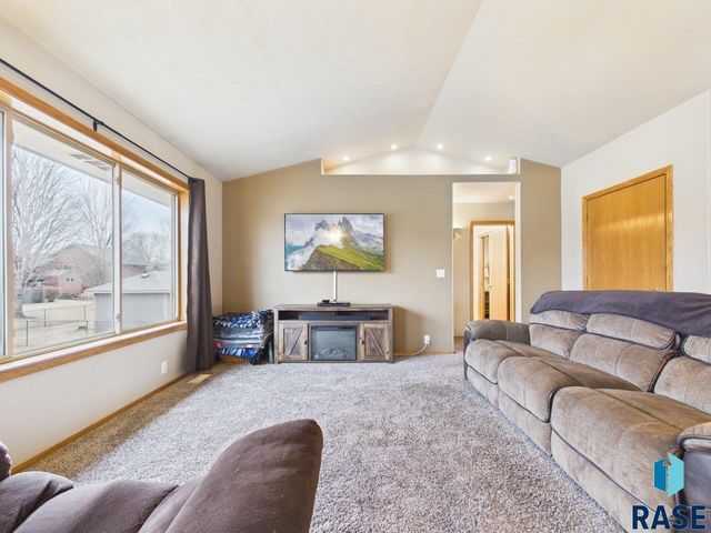 3300 S Sundrop Ave Avenue, Sioux Falls, SD 57110