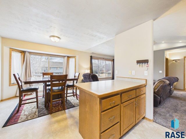 3300 S Sundrop Ave Avenue, Sioux Falls, SD 57110