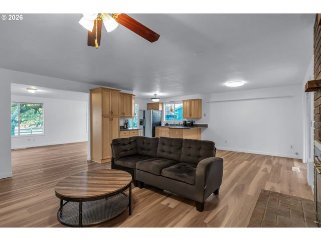 2848 Se LONNY Ct, Hillsboro, OR 97123