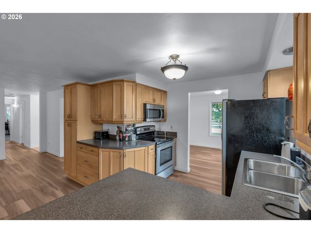 2848 Se LONNY Ct, Hillsboro, OR 97123