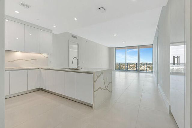 220 Lake Shore Drive 2105, Lake Park, FL 33403