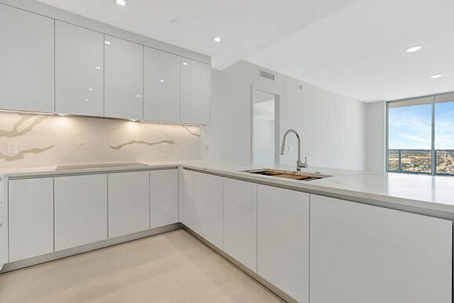 220 Lake Shore Drive 2105, Lake Park, FL 33403