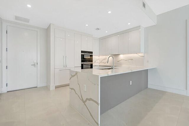 220 Lake Shore Drive 2105, Lake Park, FL 33403