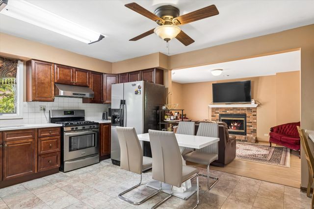 2142 N Summit Street, Wheaton, IL 60187