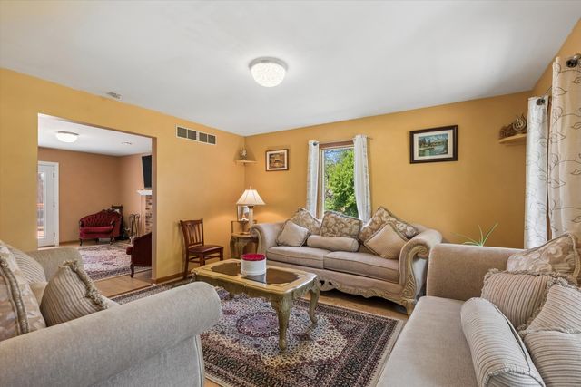 2142 N Summit Street, Wheaton, IL 60187