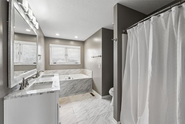 6159 Nottingham Drive, Johnston, IA 50131