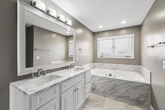 6159 Nottingham Drive, Johnston, IA 50131