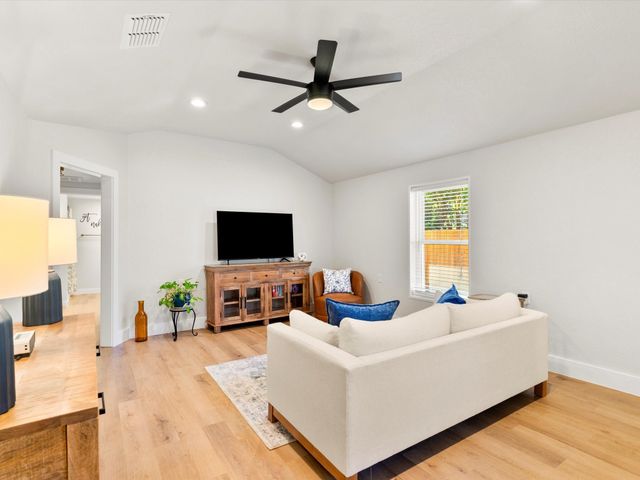 901 S Lane Street, Decatur, TX 76234