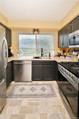 668 Randall Drive, Troy, MI 48085