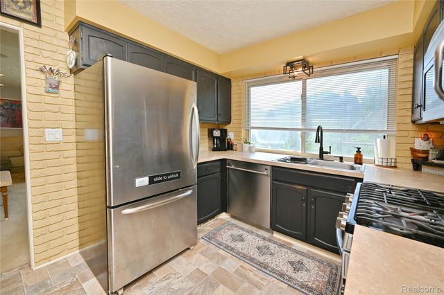 668 Randall Drive, Troy, MI 48085