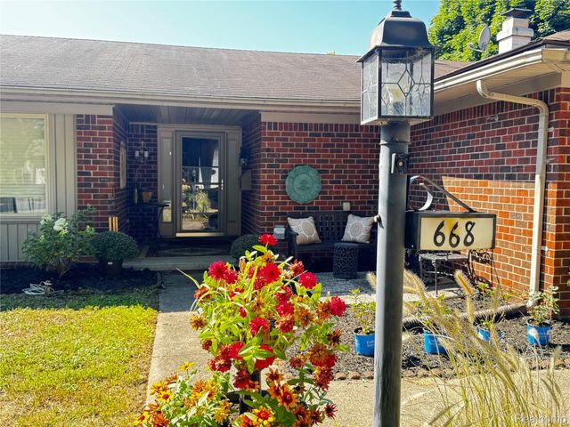668 Randall Drive, Troy, MI 48085