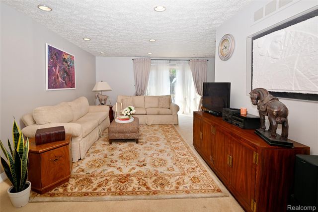 668 Randall Drive, Troy, MI 48085