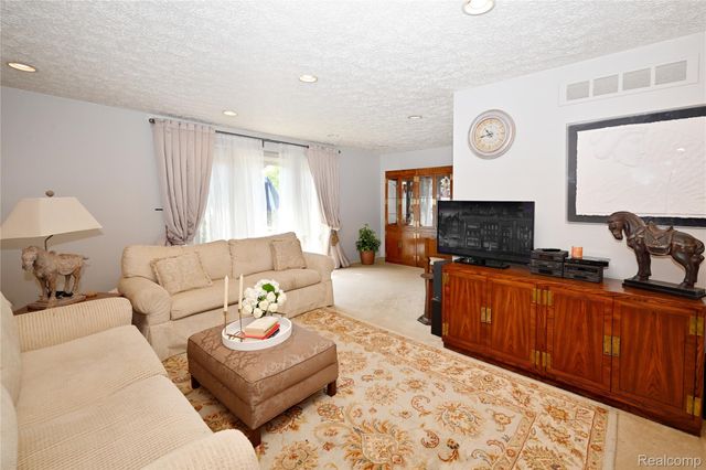 668 Randall Drive, Troy, MI 48085