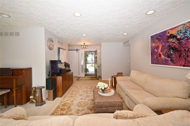 668 Randall Drive, Troy, MI 48085