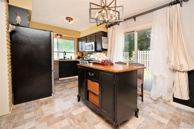 668 Randall Drive, Troy, MI 48085