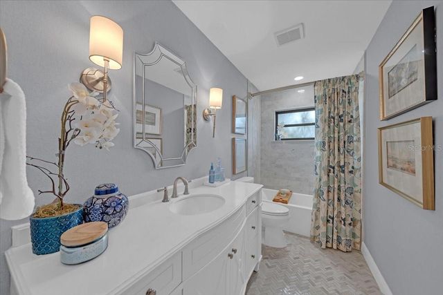 6870 13TH AVENUE N, St Petersburg, FL 33710