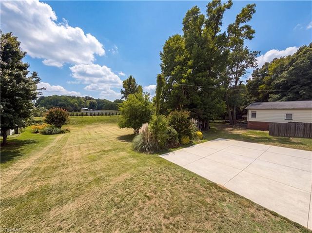 1131 Manorwood Drive, Kernersville, NC 27284