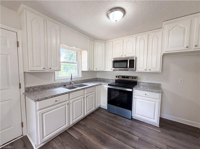 1131 Manorwood Drive, Kernersville, NC 27284