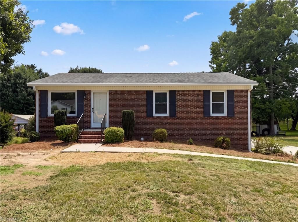 1131 Manorwood Drive, Kernersville, NC 27284