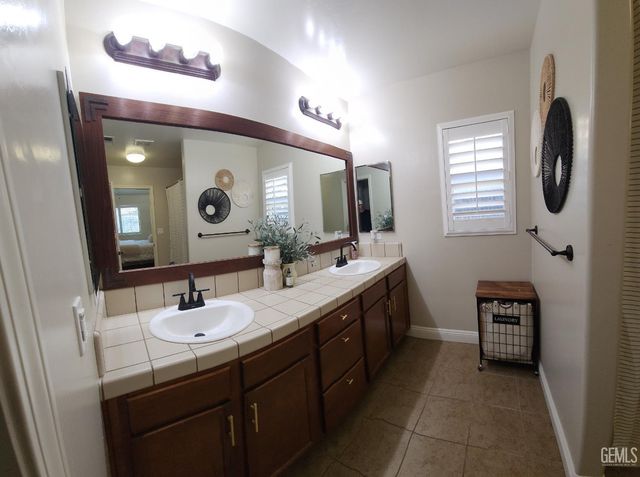 13627 Foyers Falls Drive, Bakersfield, CA 93314