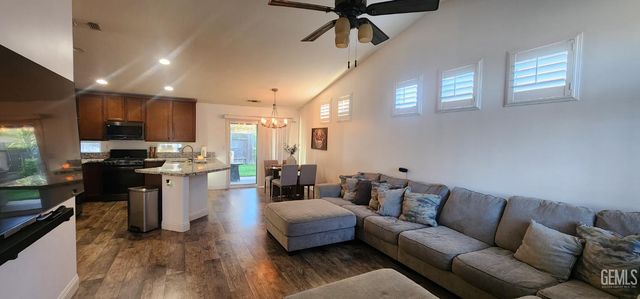 13627 Foyers Falls Drive, Bakersfield, CA 93314